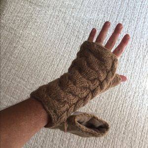NWT Erin Knitwear beige hand warmers